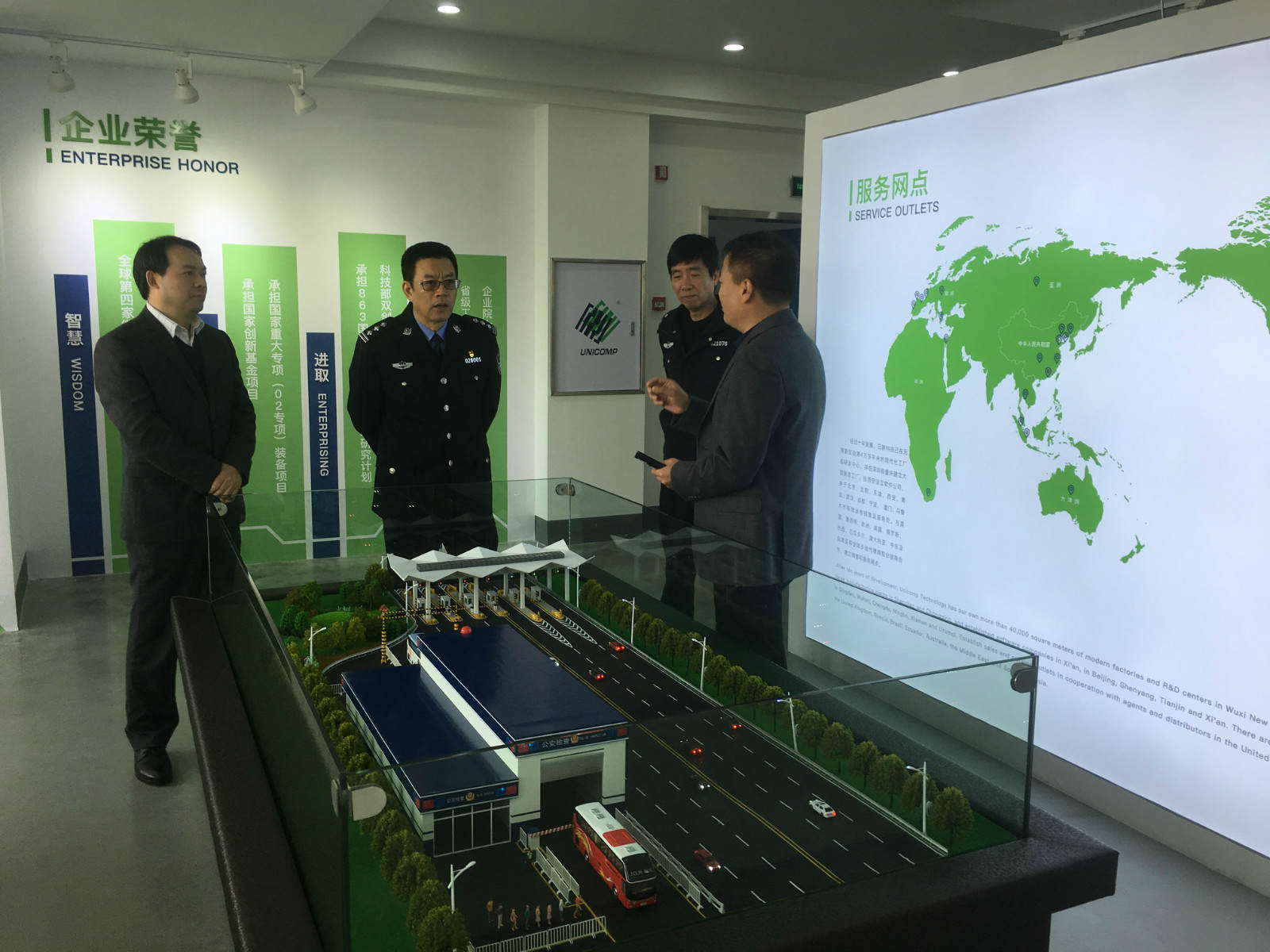 热烈欢迎新吴区副区长、区公安局长丁旭东莅临ag公司科技参观调研！