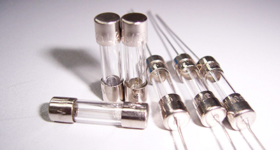 保险丝使用什么设备进行检测？